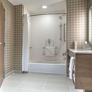 King Suite Accessible Bathtub
